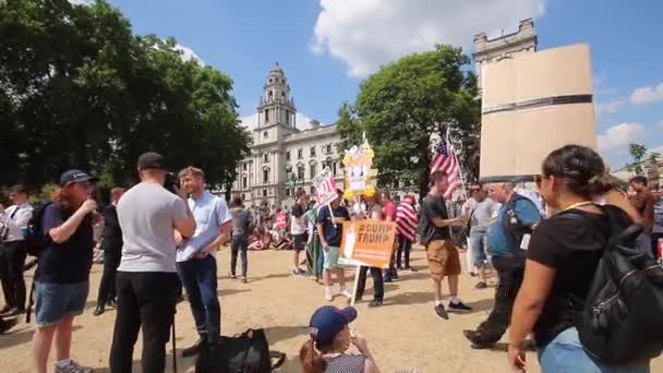 Натовпи Активістів Парламентській Площі Лондоні Протестуючи Проти Візиту Президента Трампа — стокове відео
