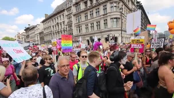 Tłumy Aktywistów Parliament Square Londynie Protestujących Przeciwko Wizycie Prezydenta Trumpa — Wideo stockowe