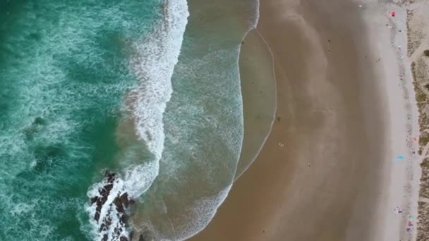 Vogelperspektive Drohne Blickt Auf Goldenen Strand Mit Wellen — Stockvideo