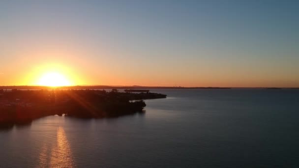Niesamowity Wschodzący Strzał Drona Szalonym Pomarańczowym Zachodzie Słońca — Wideo stockowe