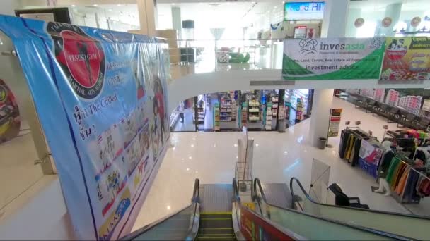 Riding Escalator Centrum Handlowym Tajlandii Watsons — Wideo stockowe
