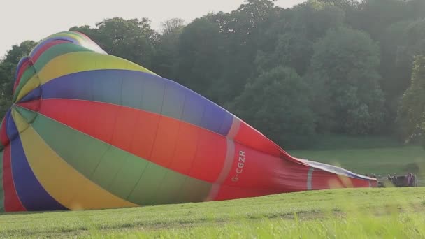 Αερόστατο Θερμού Αέρα Φουσκωμένο Ένα Πεδίο — Αρχείο Βίντεο