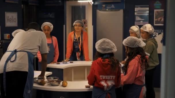 Kinder Lernen Schokolade Bei Kidzania London Mit Einem Erwachsenen Leitartikel — Stockvideo