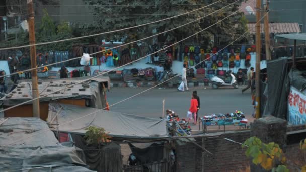 Straten Van Dehradun Uttarakhand Met Bewegend Verkeer Verkopers Die Kleding — Stockvideo