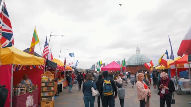 Gente Caminando Una Feria Exhibición Londres Con Banderas Varios Países — Vídeos de Stock