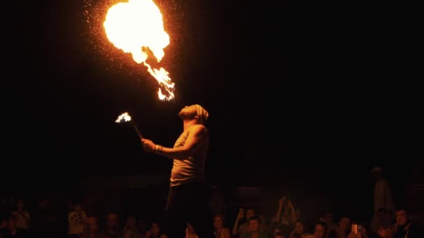 Performer Spewing Fire Out His Mouth Crowd Him Desert Safari — Stock Video