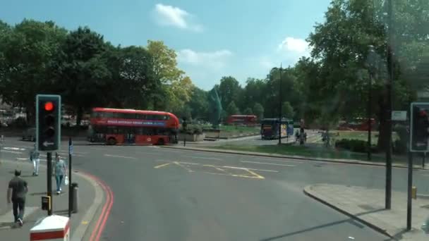 Хронология Узких Дорог Лондона Движущимся Трафиком Видом Окна Движущимся Выстрелом — стоковое видео