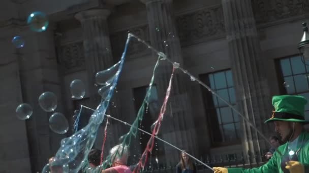 Professional Street Performer Blowing Bubbles Streets Edinburgh United Kingdom Crowd — Stock Video
