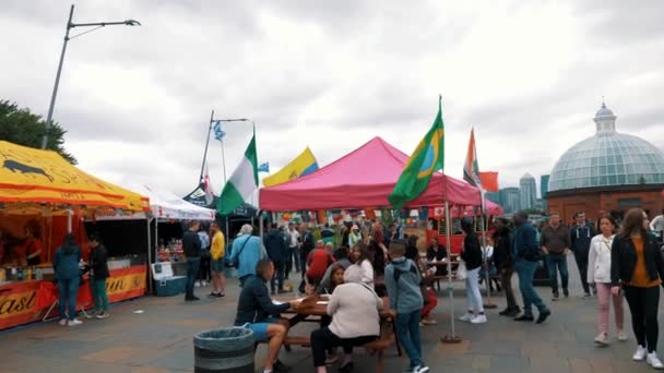 Människor Fullsatt Greenwich Marknaden London Med Flaggor Från Olika Länder — Stockvideo