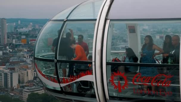 Toeristen Londen Oog Cel Bekijken Van Stad Met Infrastructuur Gezien — Stockvideo
