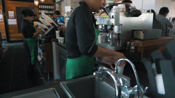 Barista在印度德里的星巴克店供应咖啡 慢动作 — 图库视频影像