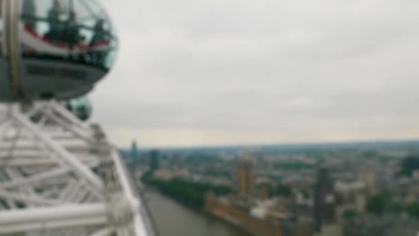 Touristen Beim Betrachten Der Londoner City Der Zelle London Eye — Stockvideo
