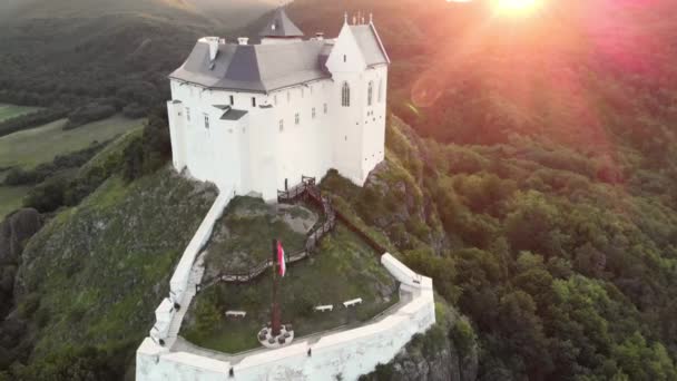 Mittelalterliche Burg Fzr Ungarn Mitteleuropa Leuchtet Warmen Licht Eines Sommersonnenaufgangs — Stockvideo