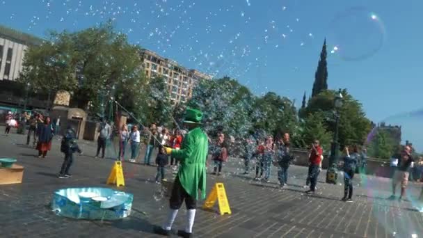 Edinburgh Skoçya Sokaklarında Sabun Baloncukları Üfleyen Sokak Sanatçısı Seyircinin Fotoğraflara — Stok video