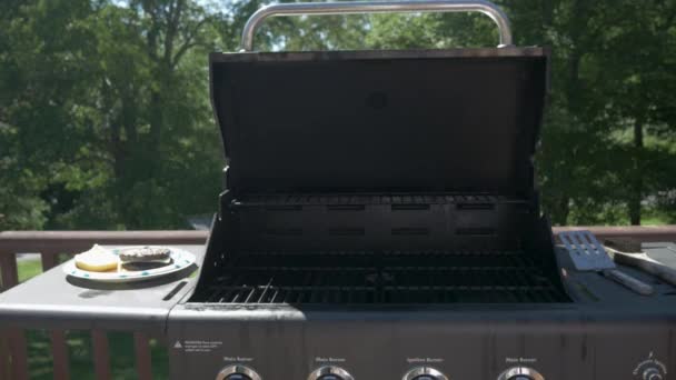 Nach Dem Kochen Eines Burgers Den Grill Schließen — Stockvideo