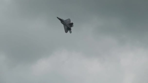 F22 Raptor Haciendo Rollo Brarel — Vídeos de Stock