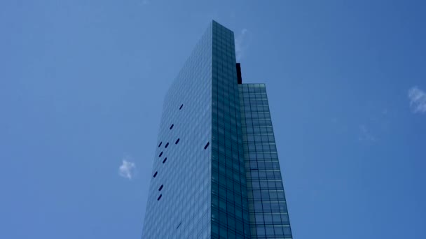 Timelapse Moln Som Rör Sig Över Glas Skyskrapa — Stockvideo