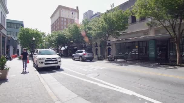 Walking Urban Street Glidecam Tiro Para Estabilidade Natural — Vídeo de Stock