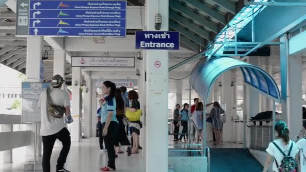 Chao Phraya Ακτοπλοϊκός Σταθμός Επιβάτες Και Τουρίστες Κατεβαίνουν — Αρχείο Βίντεο