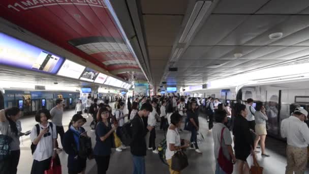 Passagiers Wachten Bts Trein Bangkok Thailand — Stockvideo