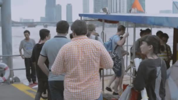 チャオプラヤーでボートに乗るのを待っている観光客 バンコク — ストック動画