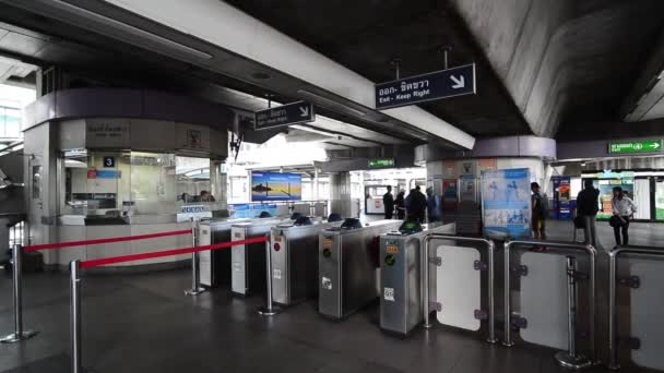 Метро Поезд Ворота Metro Hall Бангкок Таиланд — стоковое видео