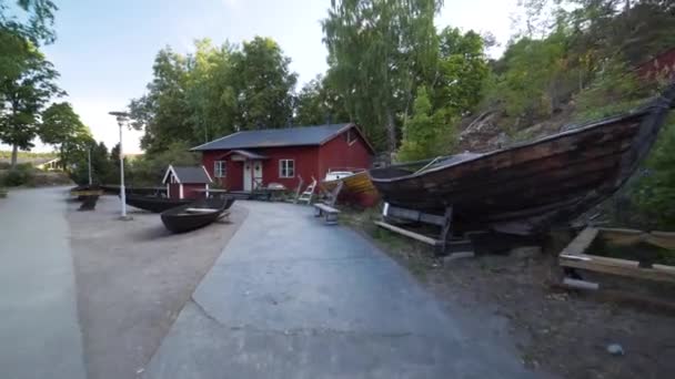 Een Prachtig Zweeds Rood Huis Een Eiland Buiten Stockholm Zonnige — Stockvideo