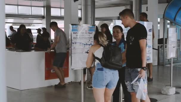 Touristen Betrachten Karte Der Chao Rhraya River Boat Station — Stockvideo