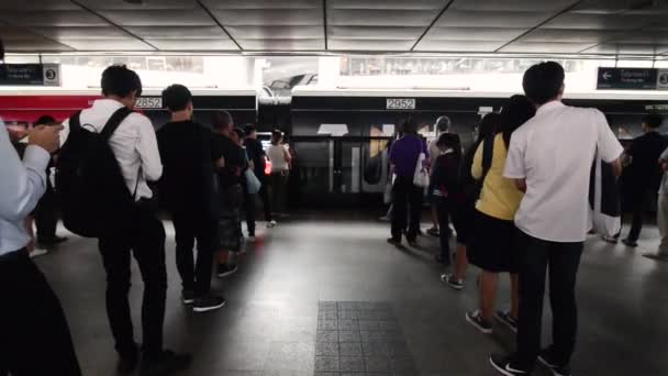 Bts Train Entering Station Pasażerowie Wysiadają Czekają Pasażerowie Wsiadają Bangkoku — Wideo stockowe