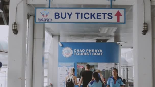 Αγοράστε Εισιτήρια Για Chao Phraya Τουριστικό Σκάφος — Αρχείο Βίντεο