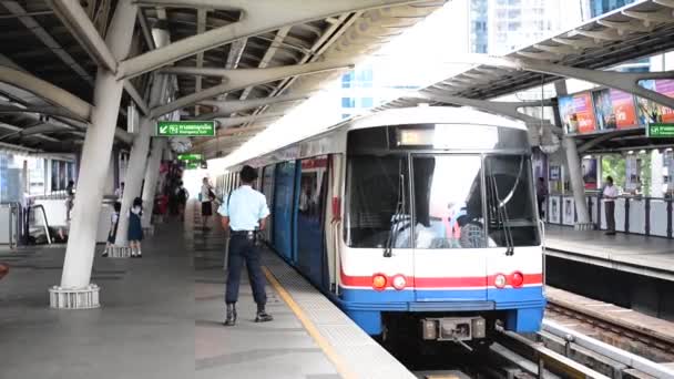 Oficer Obserwujący Pociąg Bts Opuszcza Dworzec Bangkok — Wideo stockowe