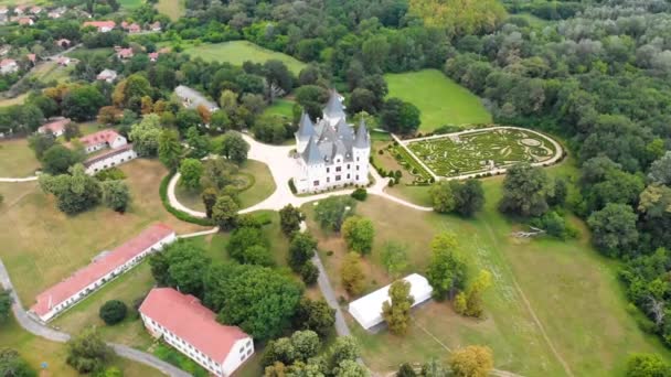 Dronové Záběry Novogotického Romantického Zámku Anglickou Zahradou Maďarsku — Stock video