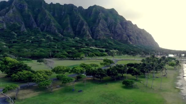 Aereo Panning Shot Della Montagna Sulla Riva Orientale Oahu Hawaii — Video Stock