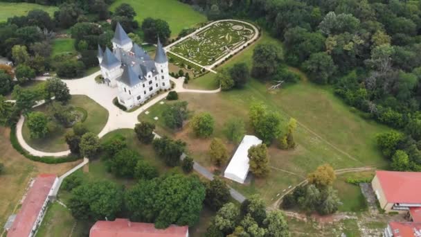 Dronové Záběry Novogotického Romantického Zámku Anglickou Zahradou Maďarsku — Stock video