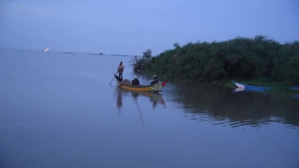 Pescatori Lago Vittoria Ritorno Alla Baia Dalla Pesca Durante Notte — Video Stock