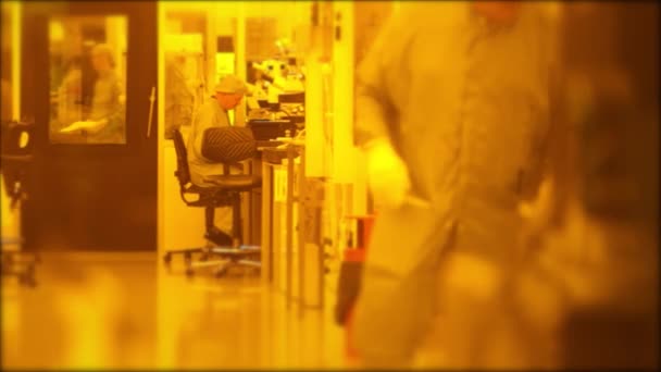 科学实验室在黄灯下 科学家走来走去工作 隐姓埋名 — 图库视频影像