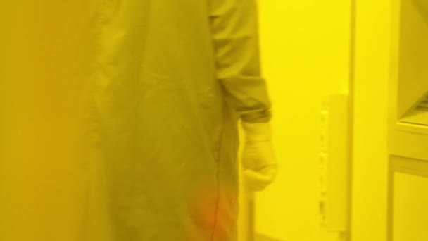 Homme Blouse Laboratoire Marche Dans Labo Jaune Assoit Derrière Son — Video