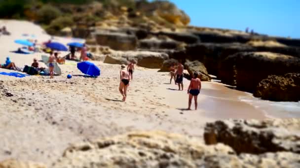 Familj Som Leker Stranden Portugal Filmen Tidsförskjuten Och Tiltskifteffekt Har — Stockvideo
