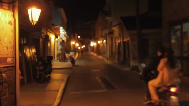 Geceleri Köy Caddesinde Motosiklet Dalışı — Stok video