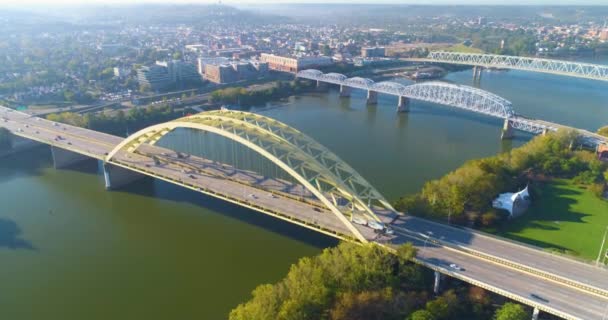 Drohnenschuss Flog Über Mehrere Brücken Der Innenstadt Von Cincinnati — Stockvideo