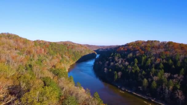 カンバーランド川の谷を飛んで空中ドローンショット — ストック動画