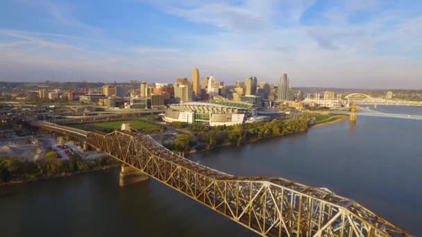 Vieux Pont Survolant Vers Horizon Centre Ville — Video