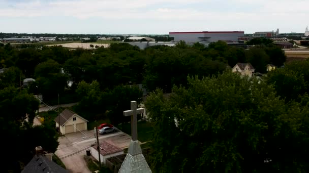 Gebogen Drone Shot Van Een Kleine Witte Kerk — Stockvideo