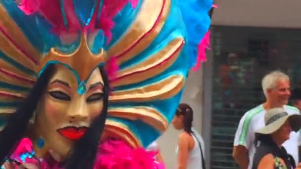 Carnaval Pessoas Vestindo Máscaras Tradicionais Durante Carnaval Multicultural Las Terrenas — Vídeo de Stock