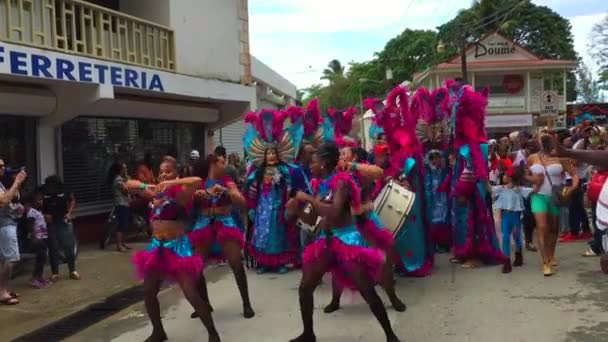 Glückliche Kinder Lila Trachten Und Tänzen Während Des Multikulturellen Karnevals — Stockvideo