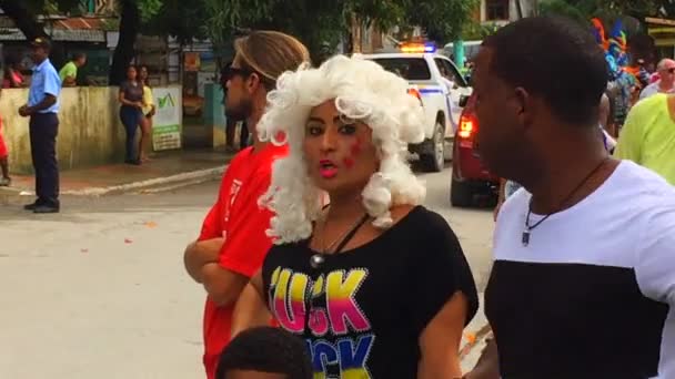 Kobieta Ubrana Makijaż Białe Peruki Podczas Wielokulturowego Karnawału Las Terrenas — Wideo stockowe