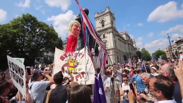 Londra Düzenlenen Gösteride Başkan Trump Uzuvları Koptu Kafa Winston Churchill — Stok video