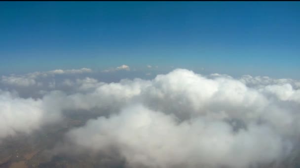 マラガ空港に到着する雲の真上を飛ぶ景色 — ストック動画