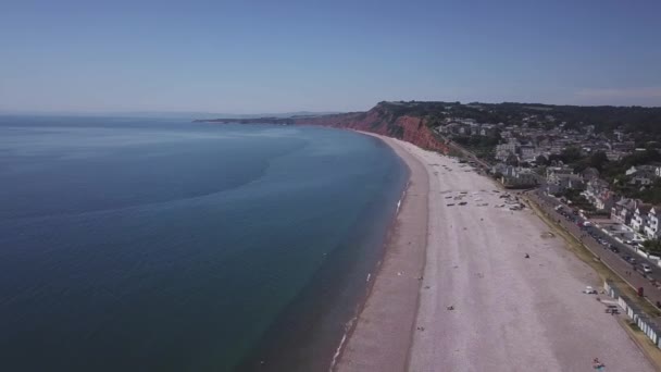 Amplia Vista Aérea Mar Azul Playa Guijarros Acantilados Rojos Oxidados — Vídeos de Stock