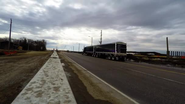 Tijdspanne Van Passerende Voertuigen Een Snelweg Buurt Van Een Bouwzone — Stockvideo